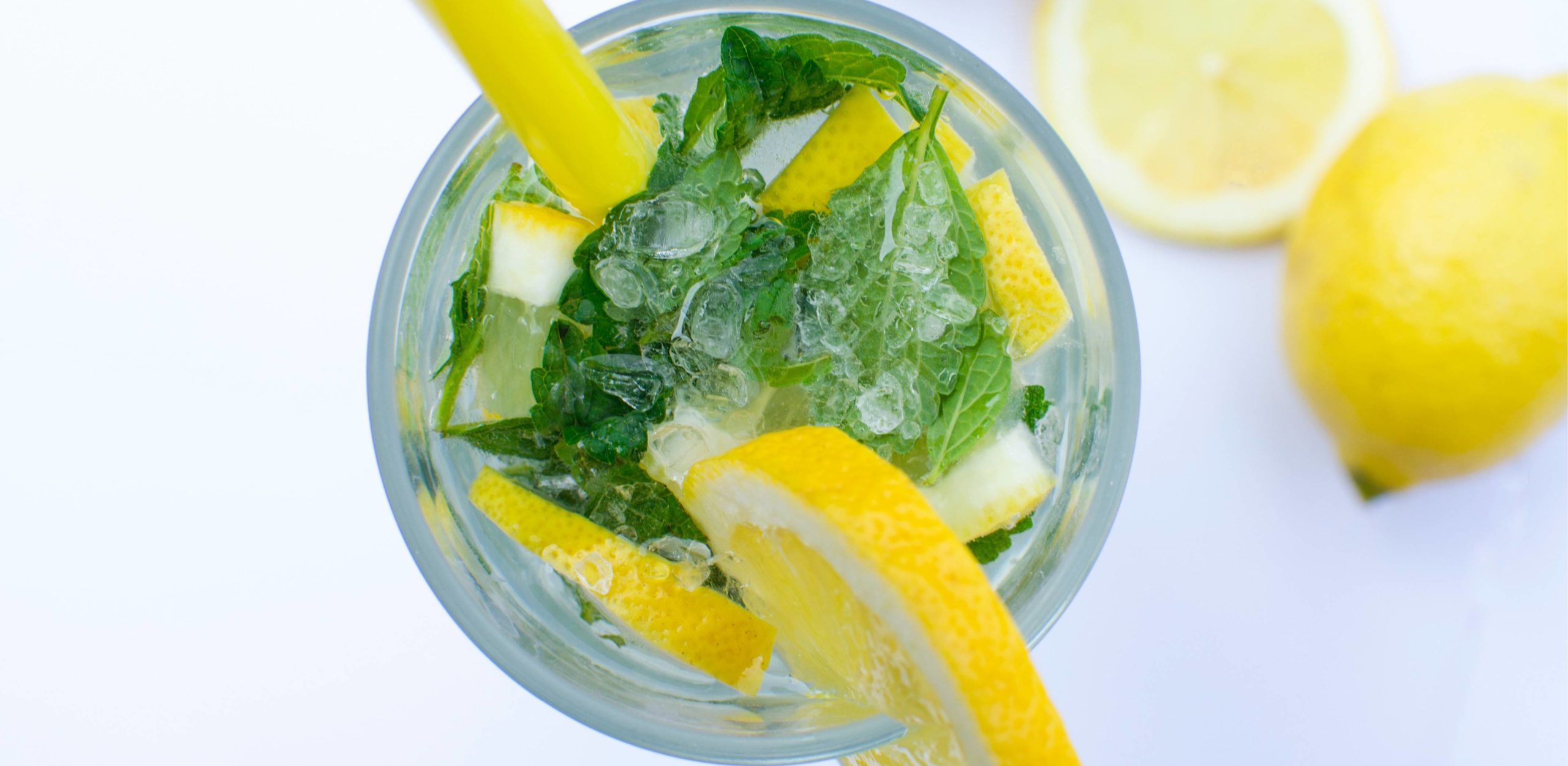 Aktuelles - ein Wasserglas mit Zitronen