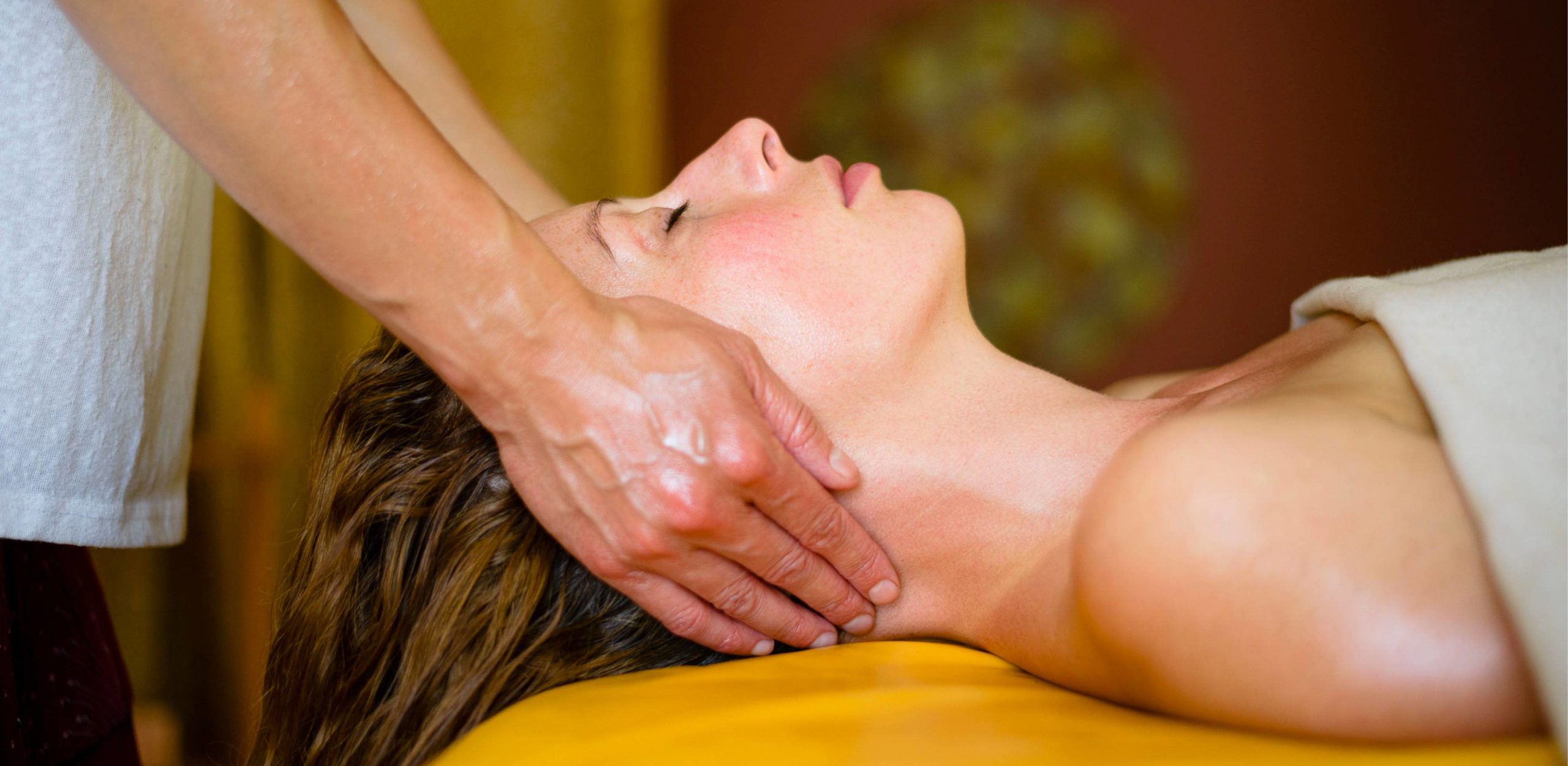 Massage - eine Frau bekommt eine Kopfmassage
